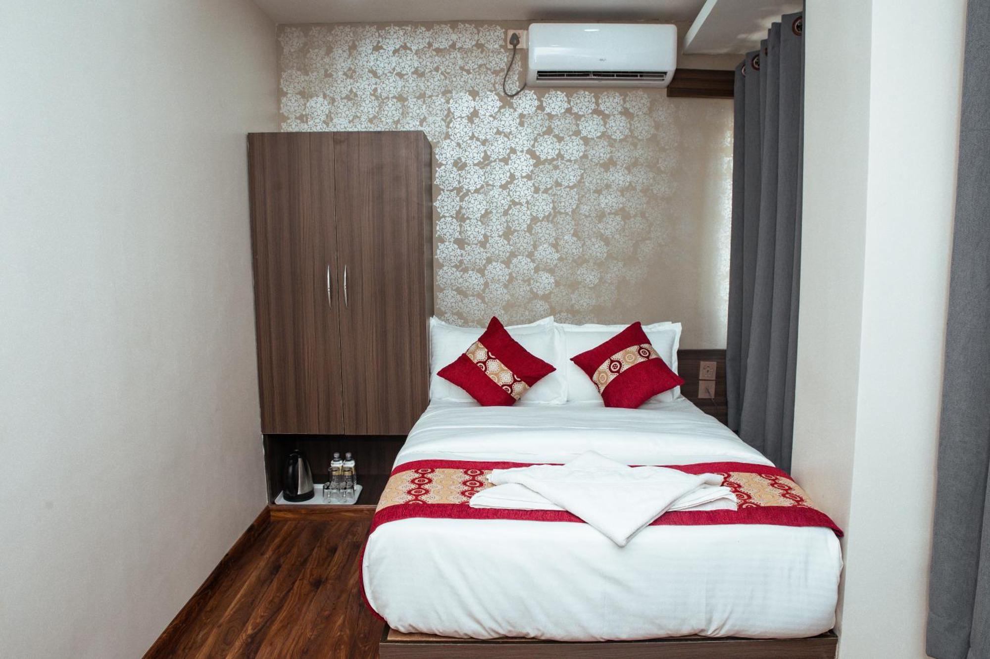 Kusum Airport Hotel Kathmandu Esterno foto